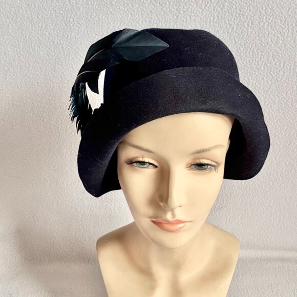 1920s 1930s Black Wool Cloche Hat with Feathers - Picture 5 of 16